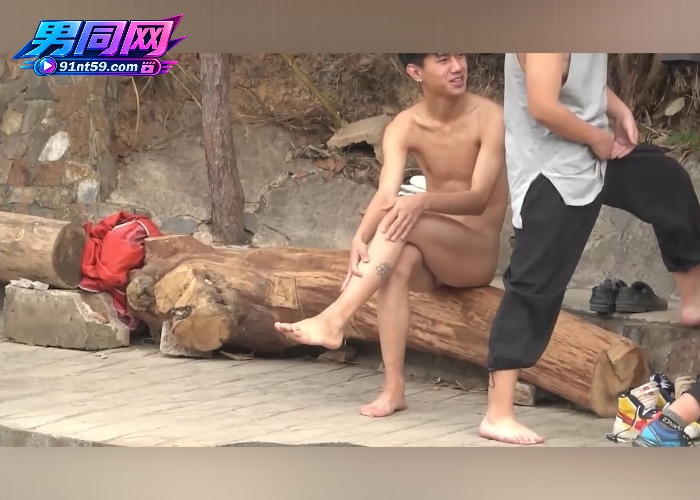 荒野裸泳全记录 薄肌帅哥肉壮大叔尽收眼帘 粗黑大屌疯狂摇摆 全程记录一饱眼福