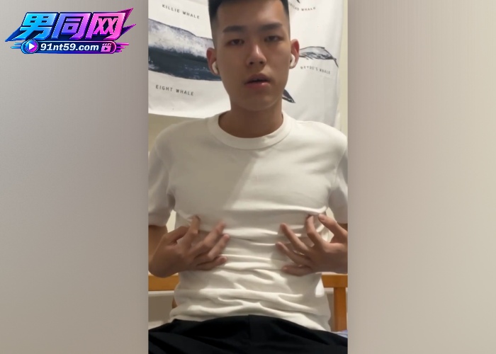 白袜寸头体育生躺着自己撸屌到喷射 精液全部射到自己嘴里 射完还舔干净