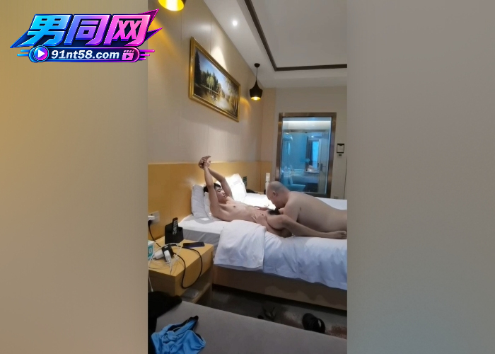  光头金主酒店约到精瘦直男 跪地深喉把小鲜肉吃到喷射 这口活还真不懒 