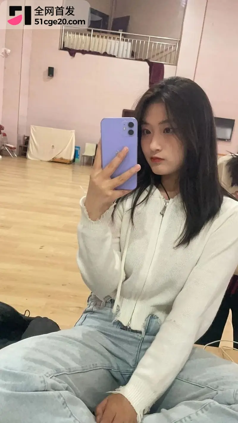 武汉微胖女大反差情侣私拍 肥嫩骚穴被男友无套爆射 骑乘鸡巴摇到吊钟大奶乱晃