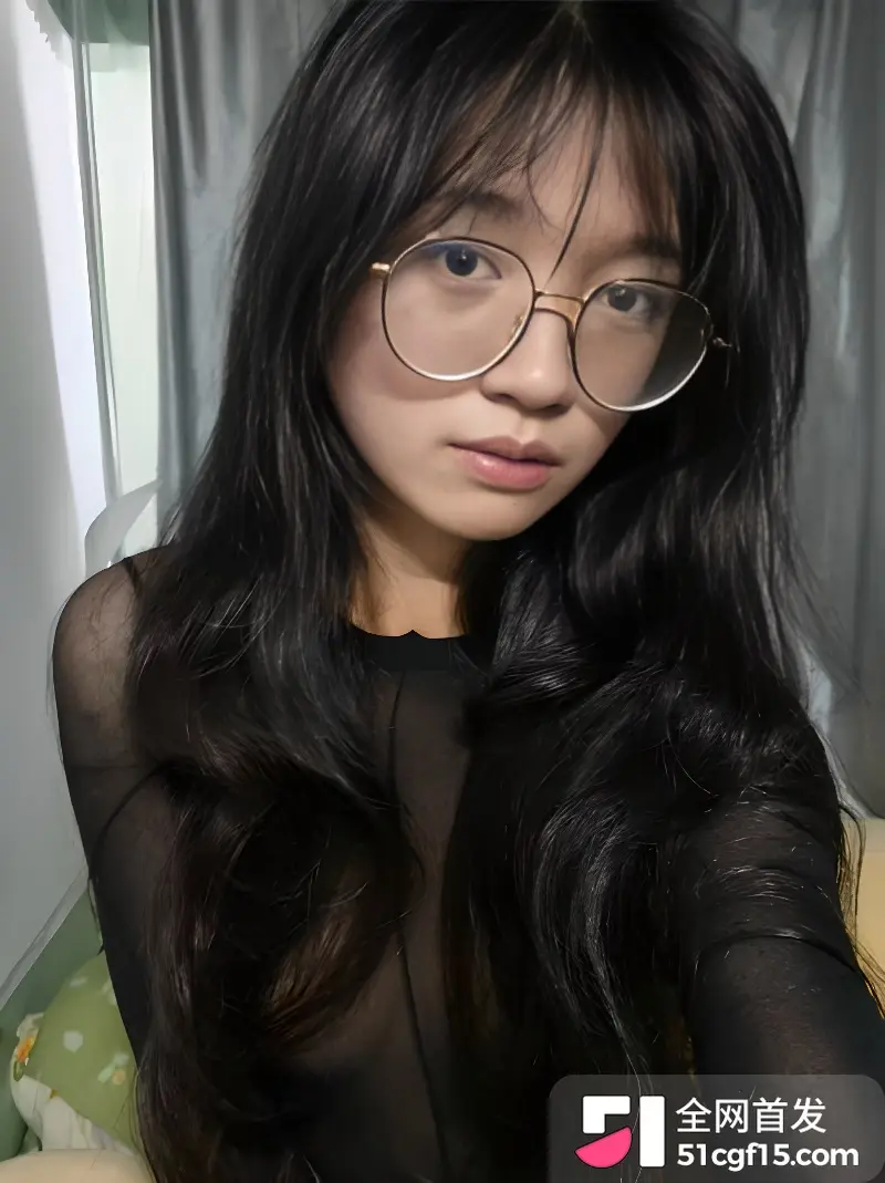 反差眼镜妹 宿舍自慰私拍 穿开裆黑丝 露浓毛小穴 骑乘假屌狂插 爽到双腿激烈发抖！