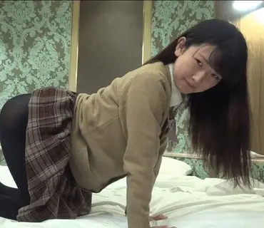FC2PPV-832286处女丧失半年后一位形象清纯条件极佳的19岁女大学生身穿真实的高中校服进行了一场旨在受孕的性爱最终迎来了大量无套内射19岁女大学生