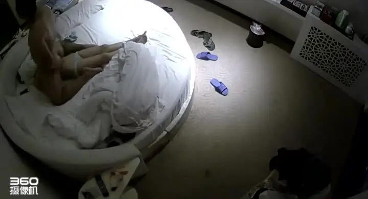 情趣白色大圆床偷拍两对很有技术含量的偷情男女黑框眼镜少妇样子很淫骚 new