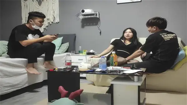 网约极品女神!粉嫩巨乳翘臀女上位,兄弟围观看尤物浪叫内射