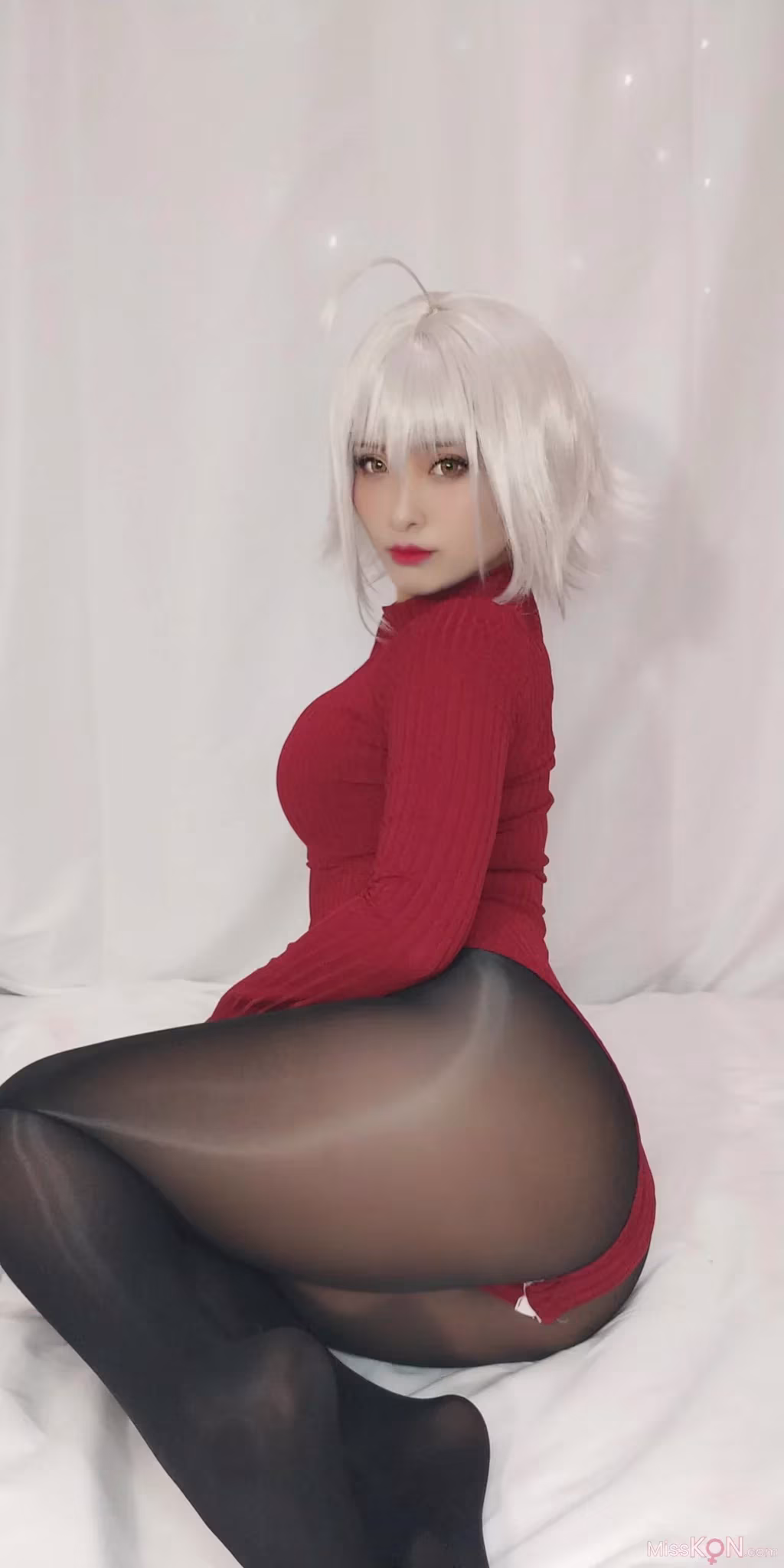 Coser@洛璃LoLiSAMA: 黑贞德 红色毛衣 14