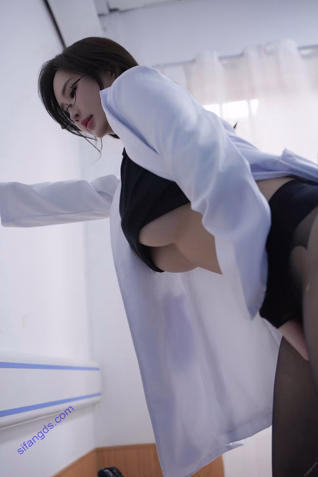 [内购无水印] Zhou Yan Xi (周妍希): 秀人网模特 女医生发骚勾引病人剧情 无罩半裸 38