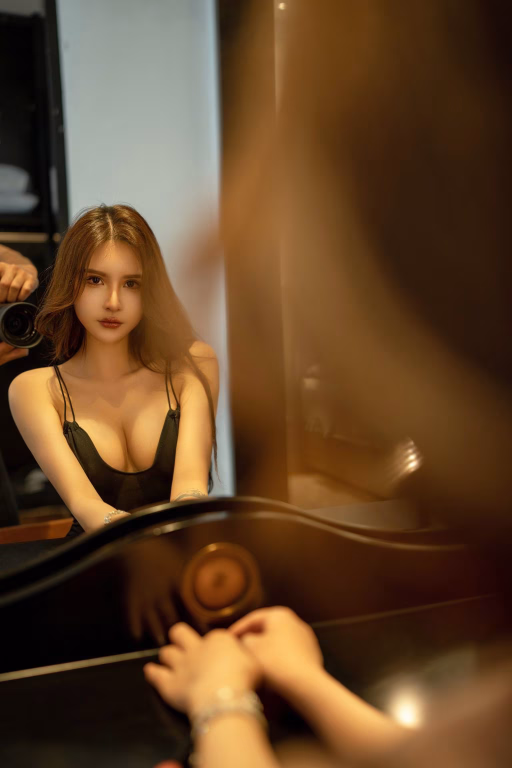 [内购无水印] Emily尹菲: 秀人网模特 未知白色液体 2