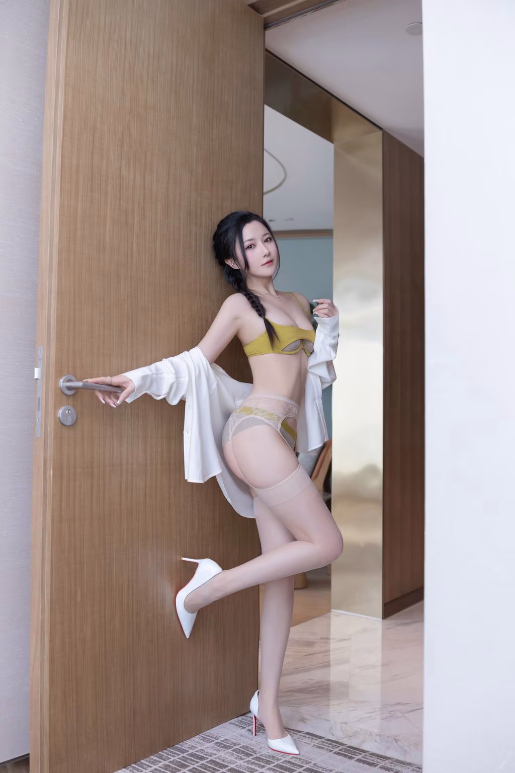[内购无水印] 鱼子酱Fish: 秀人网模特 纯欲黄色丝袜 9