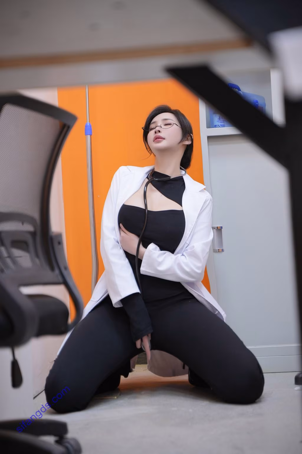 [内购无水印] Zhou Yan Xi (周妍希): 秀人网模特 女医生发骚勾引病人剧情 无罩半裸 11