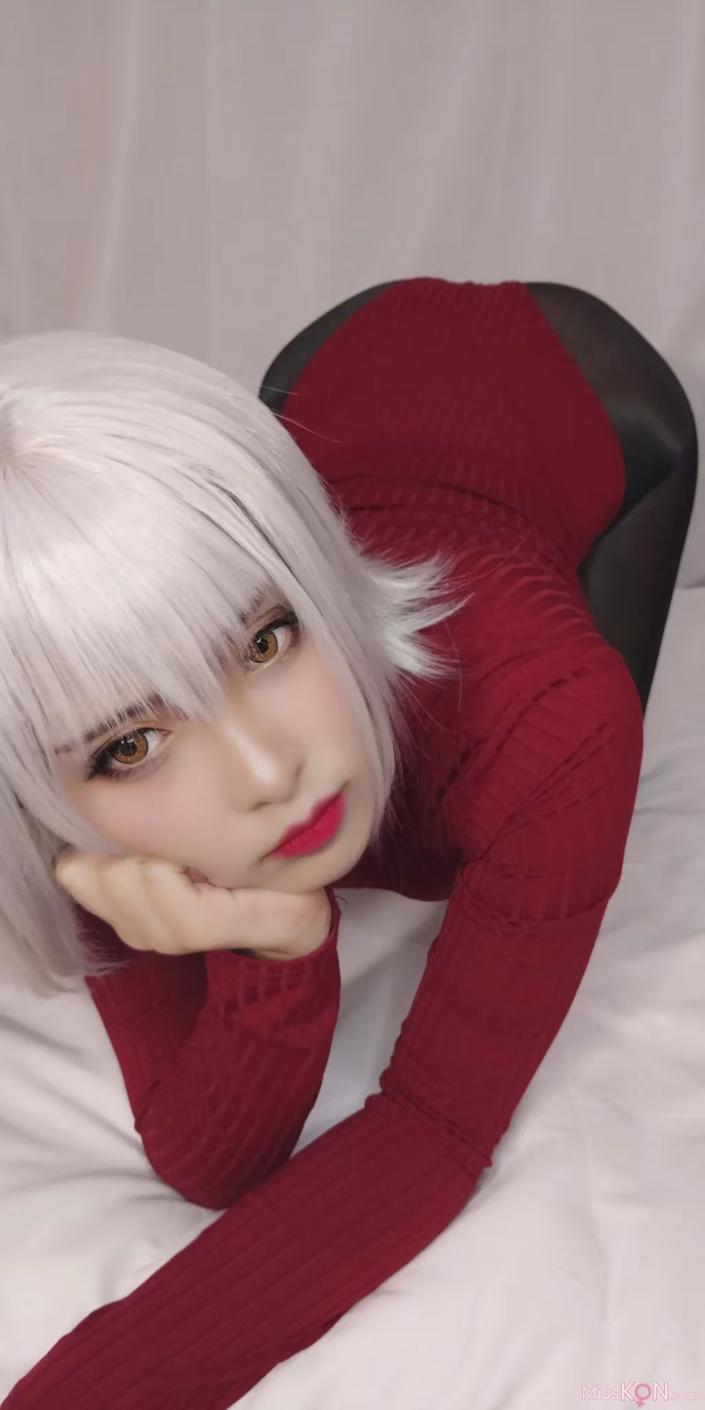 Coser@洛璃LoLiSAMA: 黑贞德 红色毛衣 16