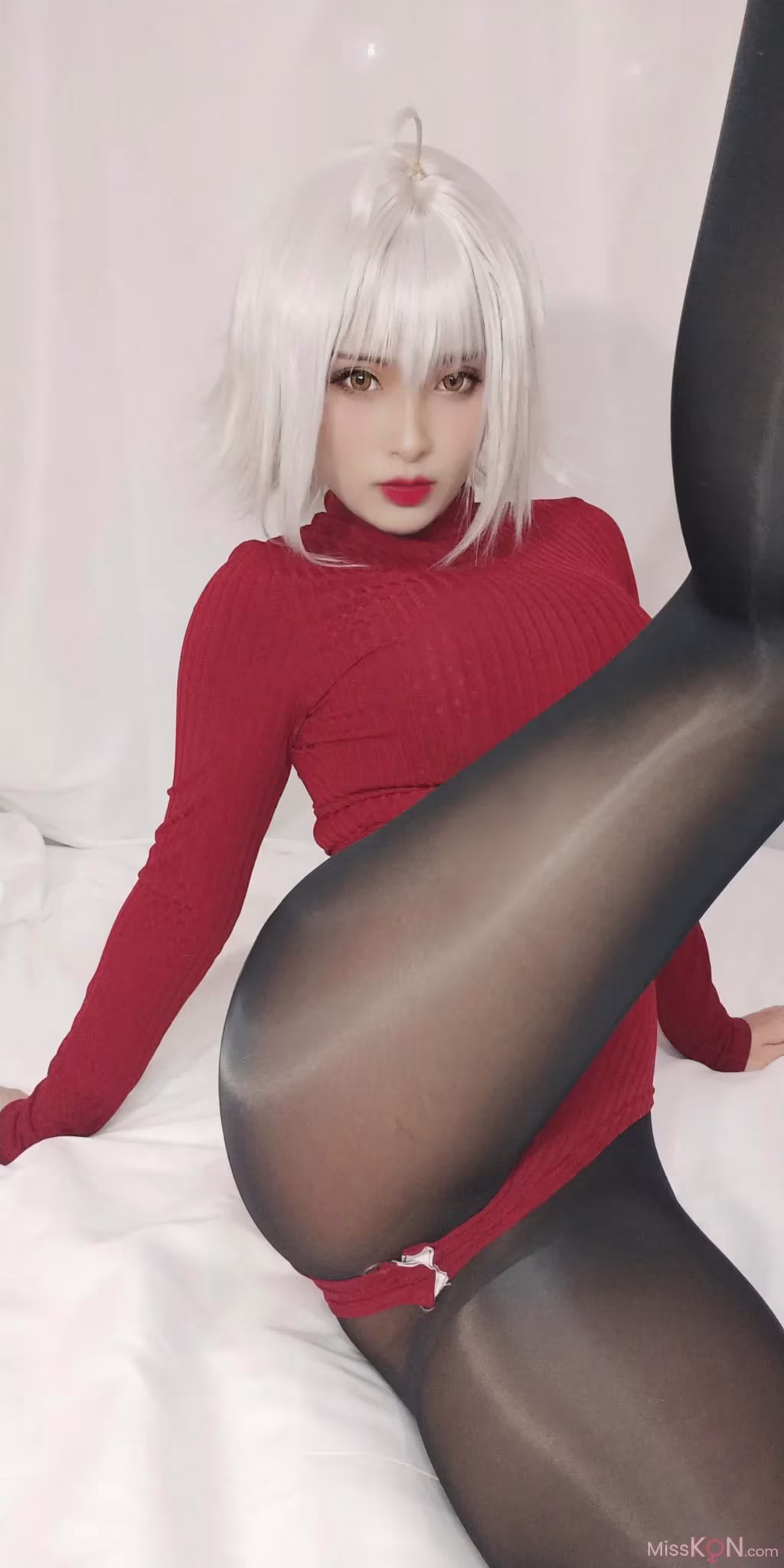 Coser@洛璃LoLiSAMA: 黑贞德 红色毛衣 23
