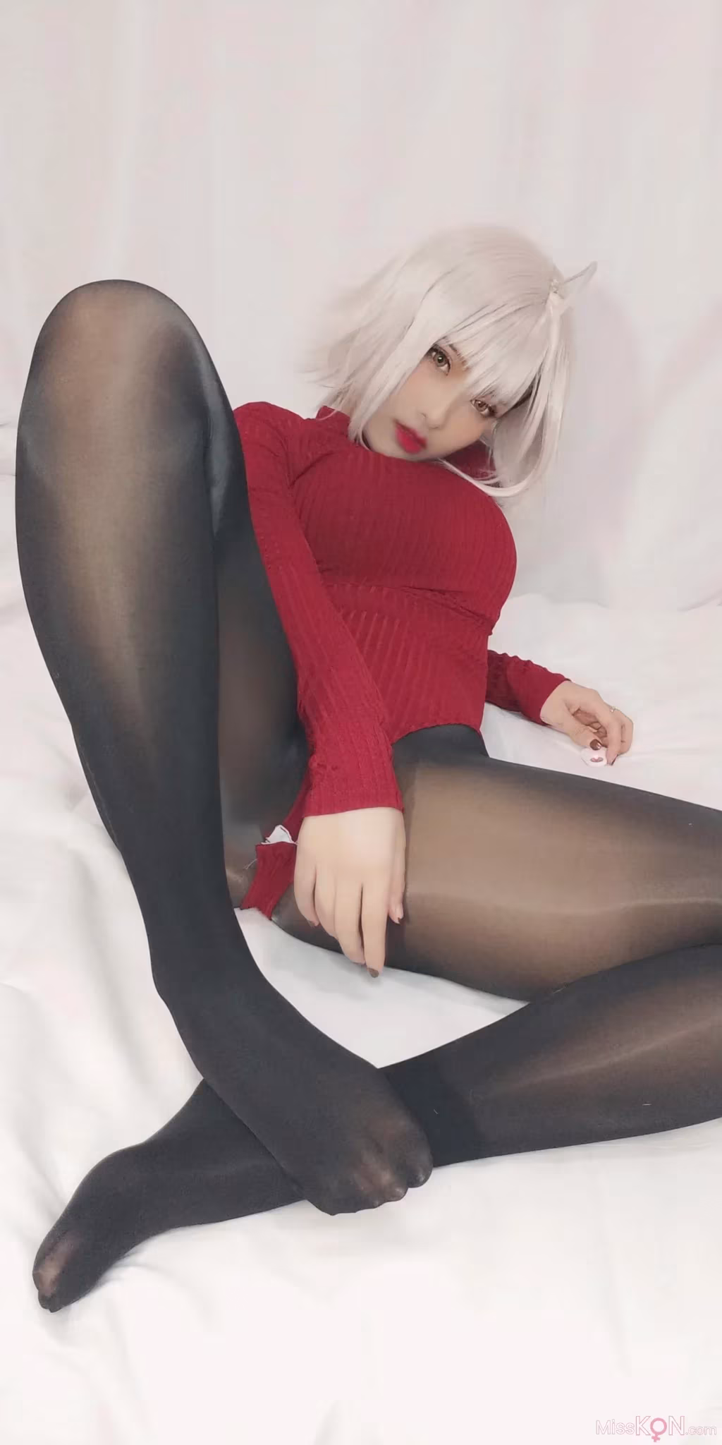 Coser@洛璃LoLiSAMA: 黑贞德 红色毛衣 19