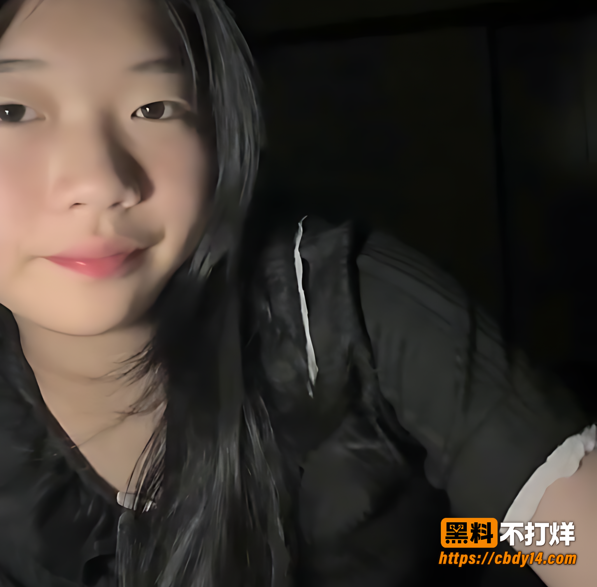 学生妹私拍拉起黑衣露胸手指分开逼展示细节8