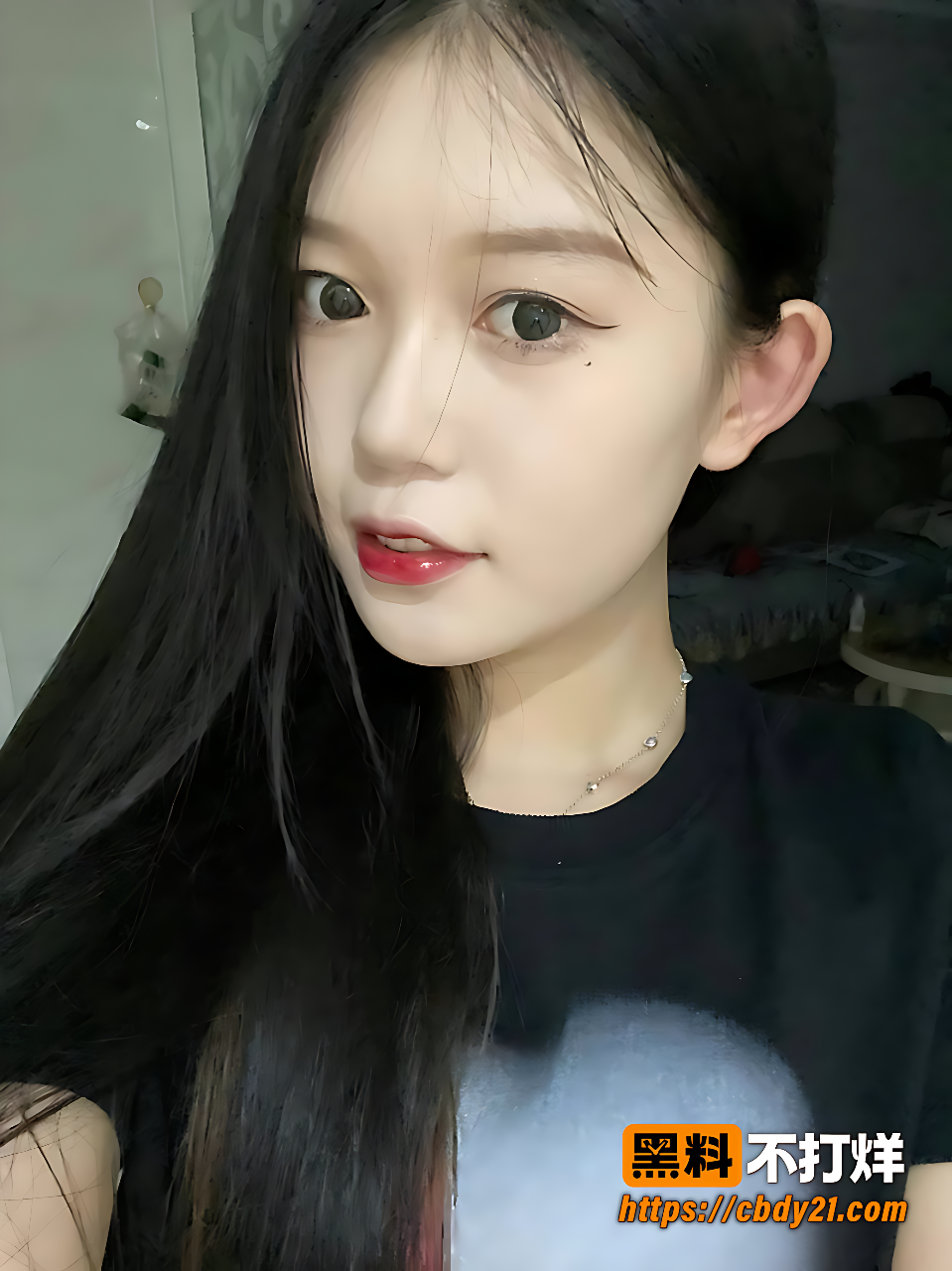 黑发眼镜妹子私拍上身赤裸口交细节与器官水渍4