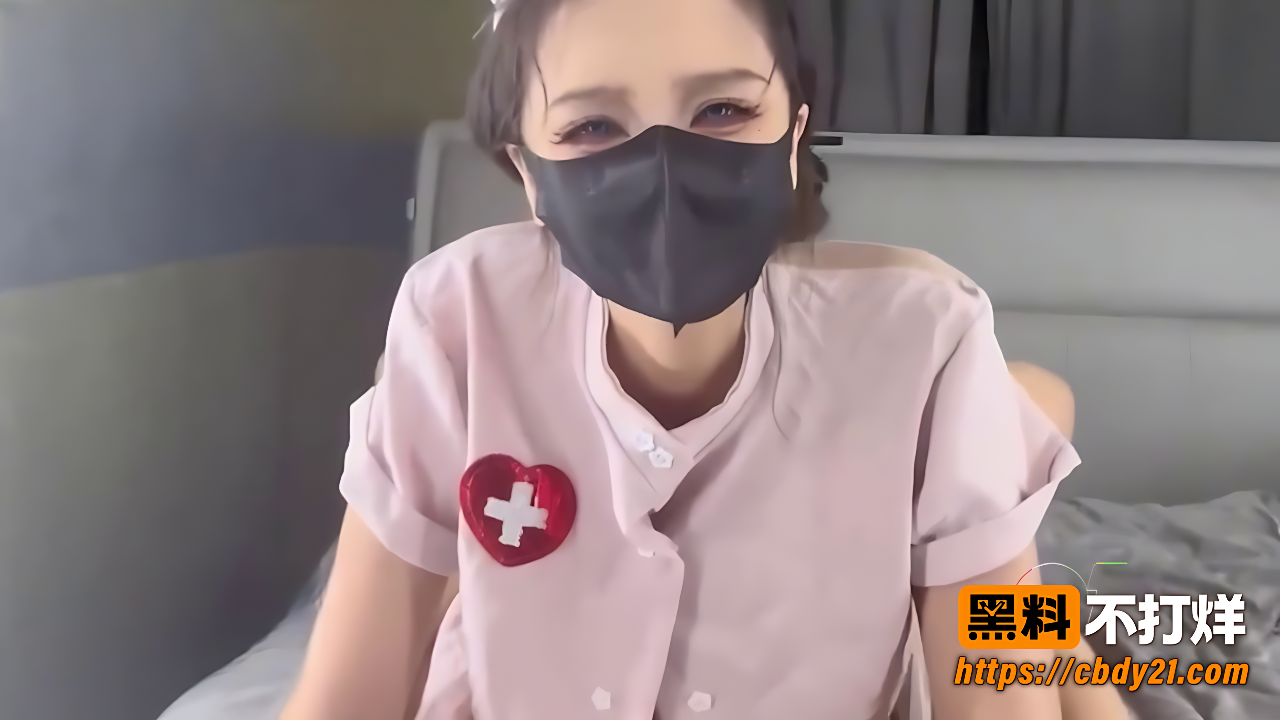 苏小涵身穿粉色护士服跪床勾引男粉丝6