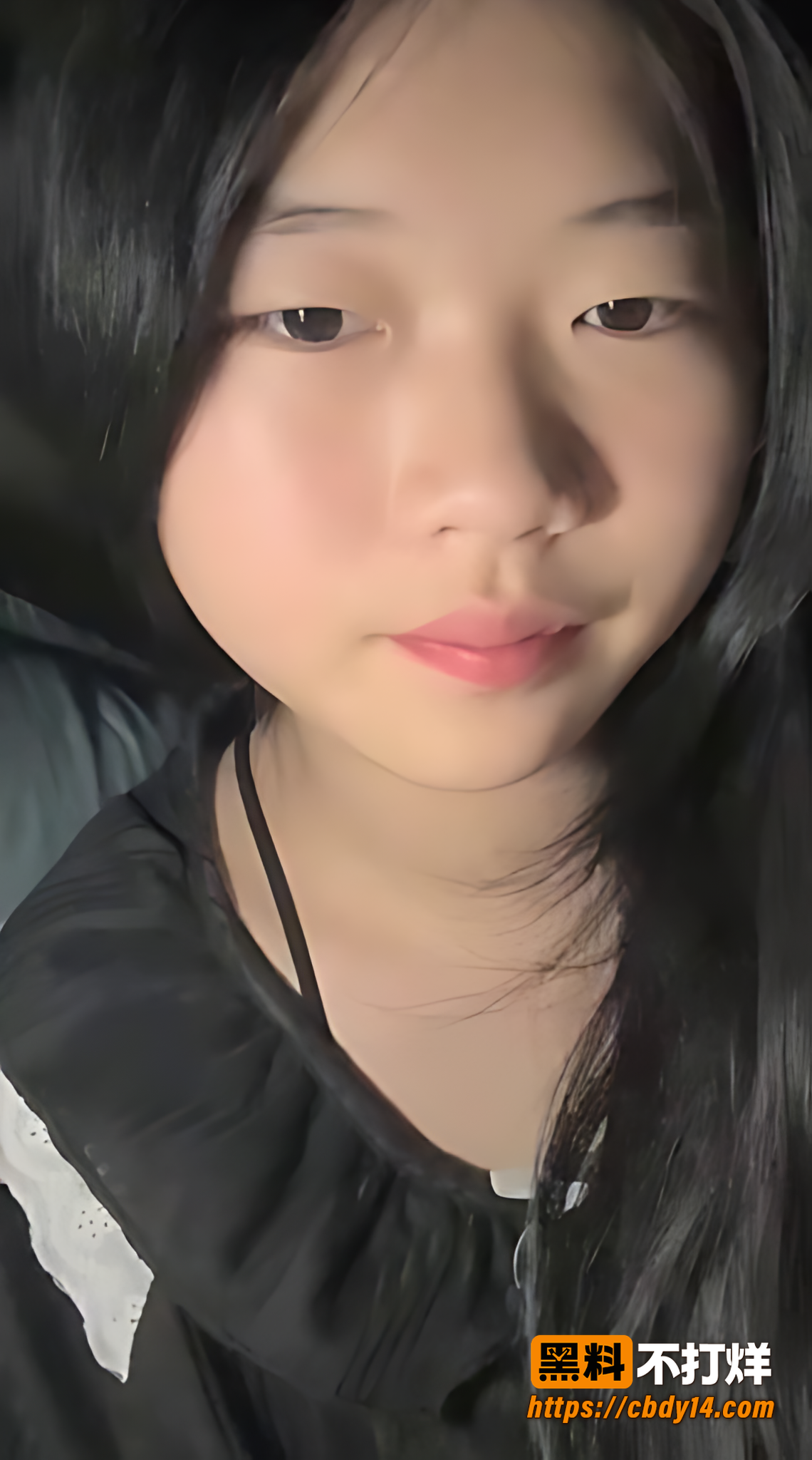 学生妹私拍拉起黑衣露胸手指分开逼展示细节1