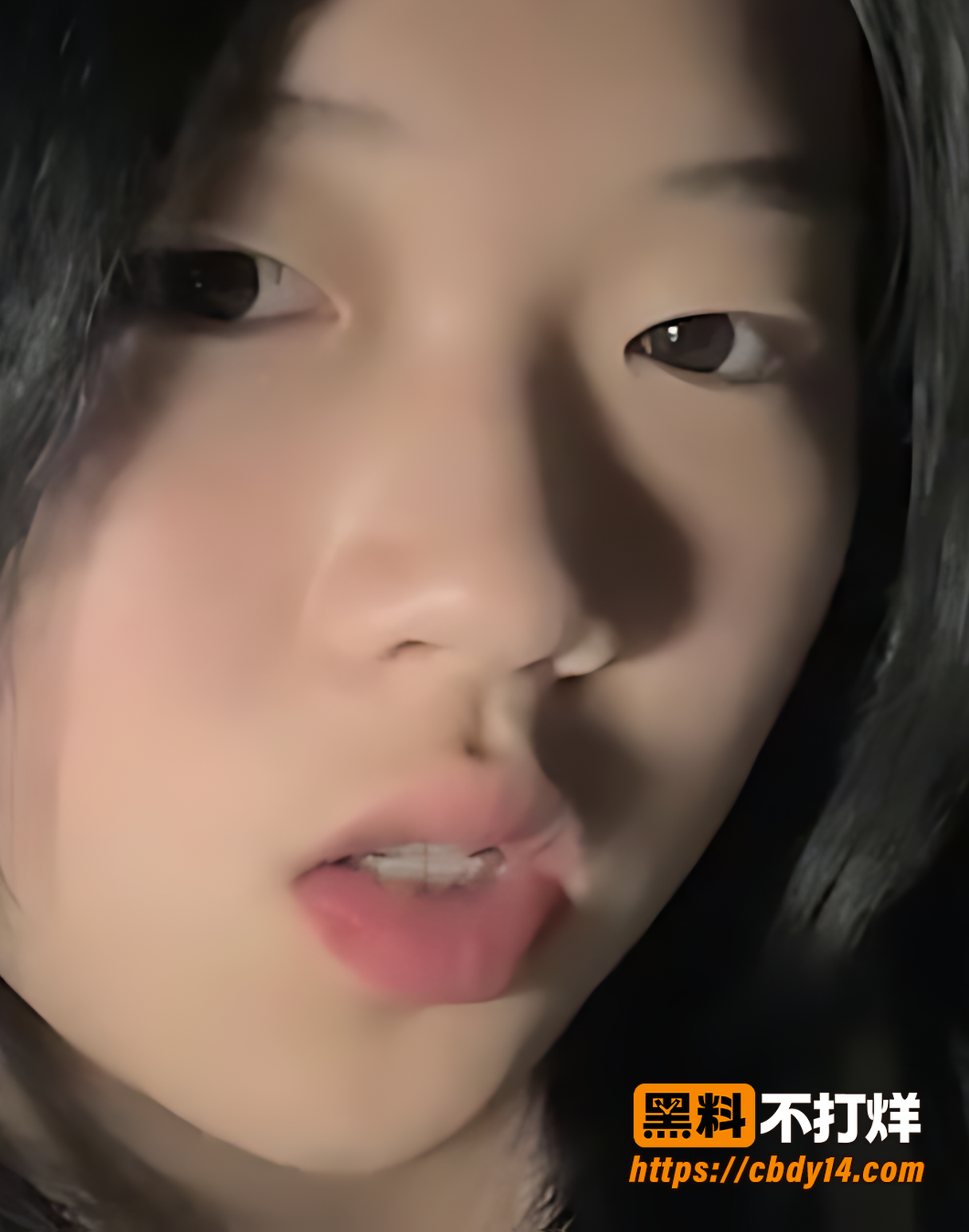 学生妹私拍拉起黑衣露胸手指分开逼展示细节2