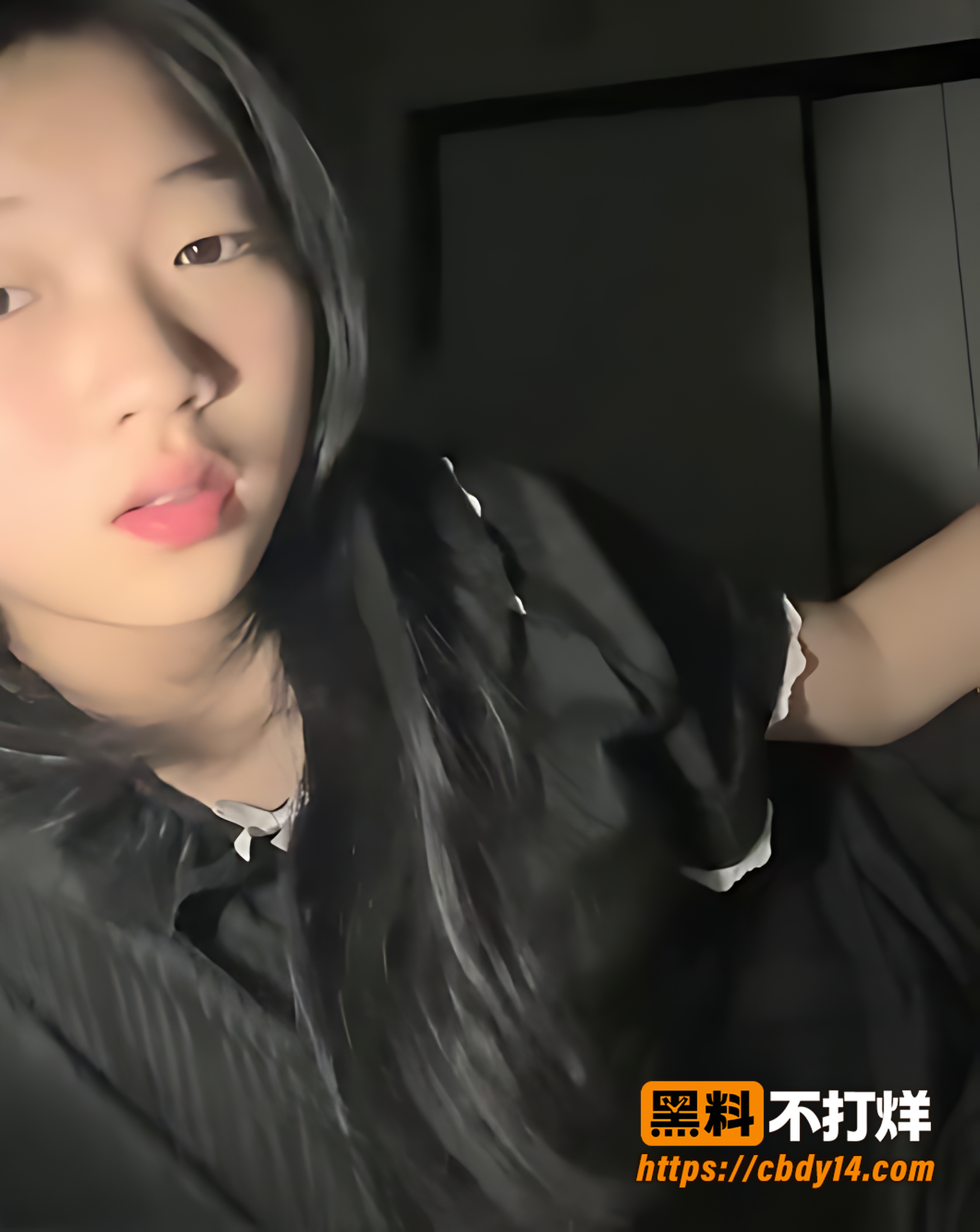 学生妹私拍拉起黑衣露胸手指分开逼展示细节7