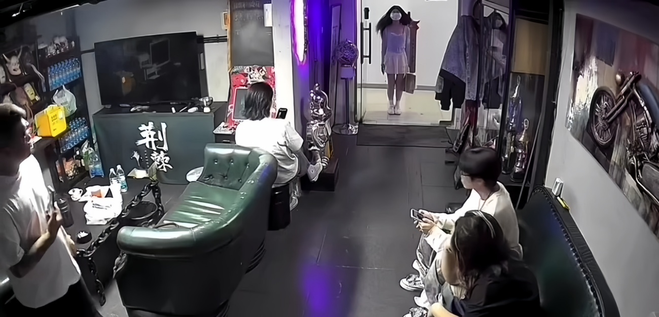 天津穿孔店炸毛女生原视频流出 她这发型站在门口一动不动太阴间了