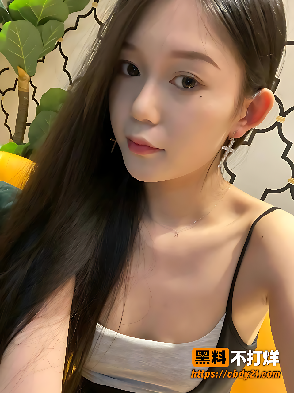 黑发眼镜妹子私拍上身赤裸口交细节与器官水渍2