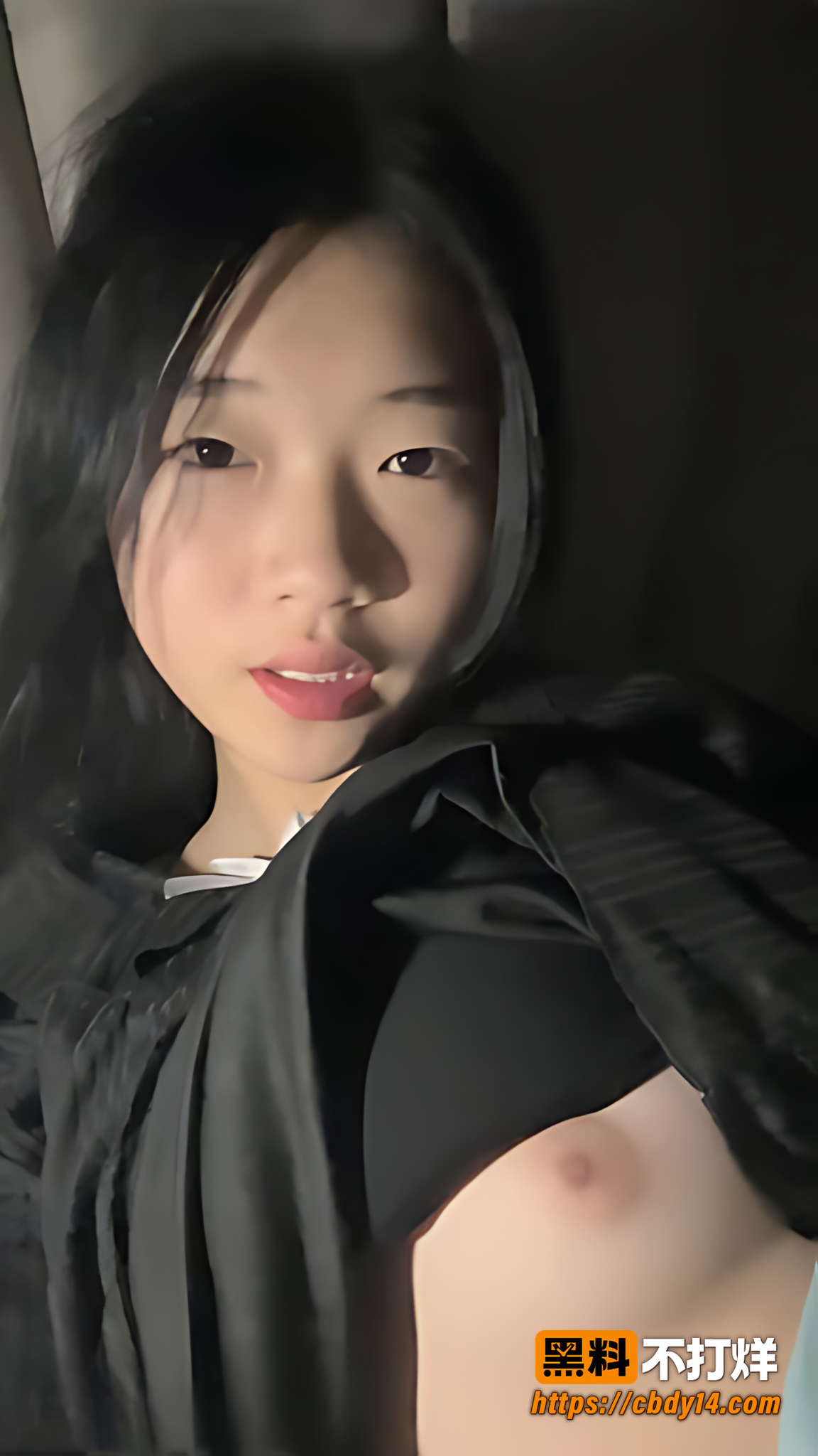 学生妹私拍拉起黑衣露胸手指分开逼展示细节5