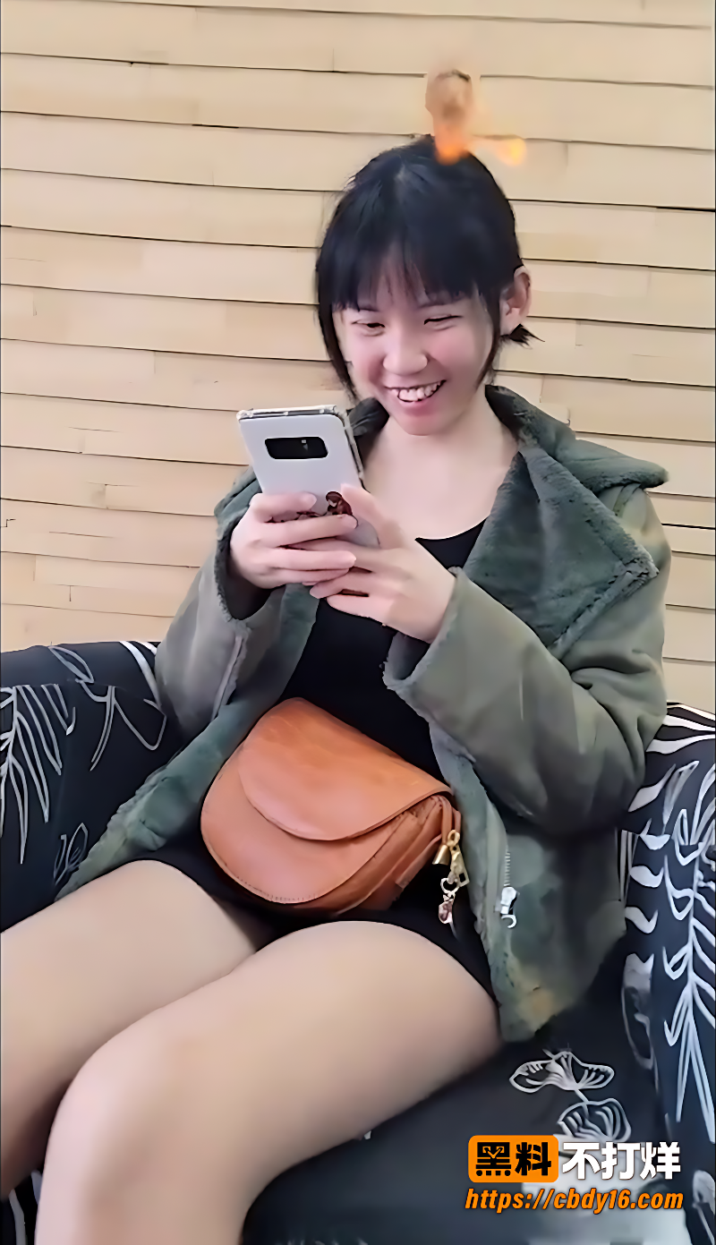 台湾短发学生妹私拍跪地口交与揉逼细节1