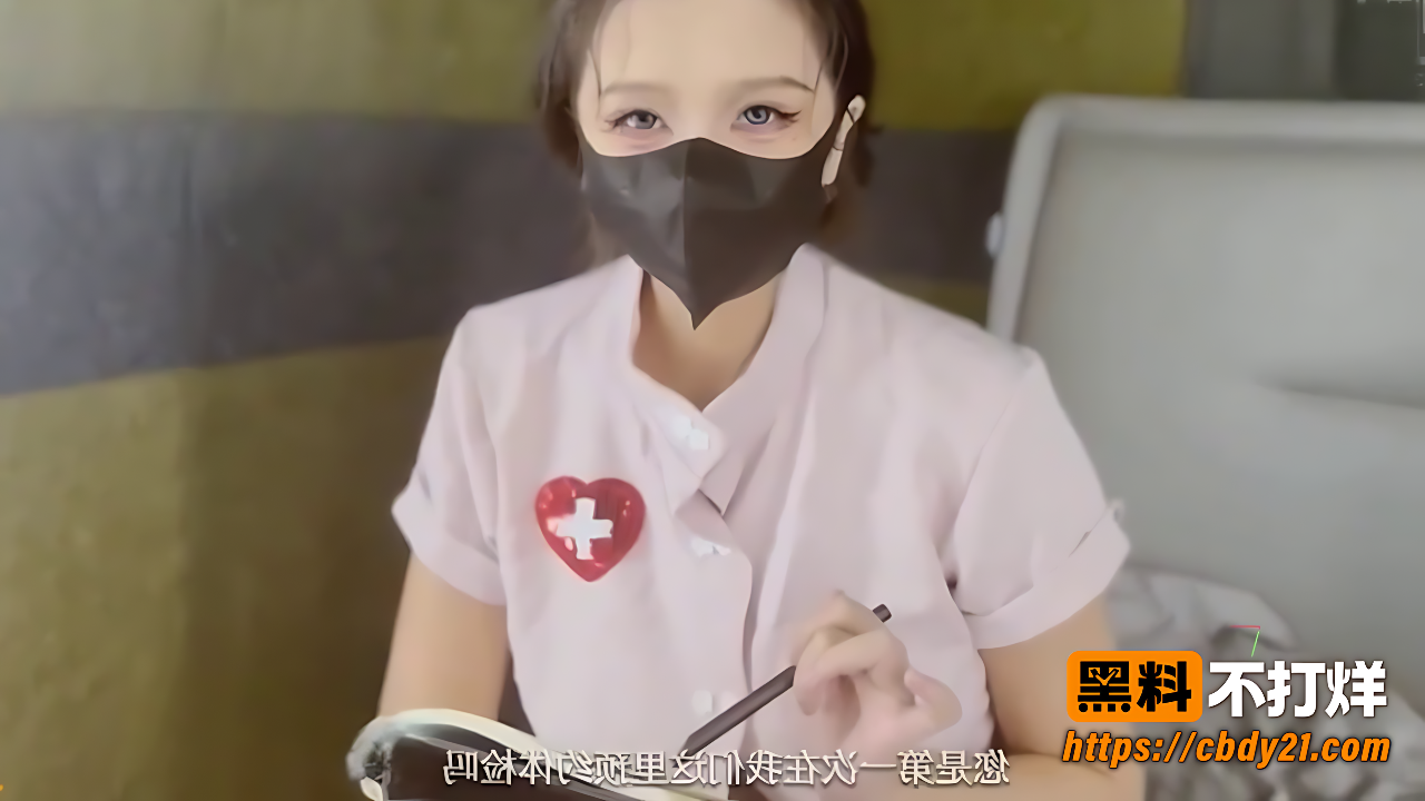 苏小涵身穿粉色护士服跪床勾引男粉丝4