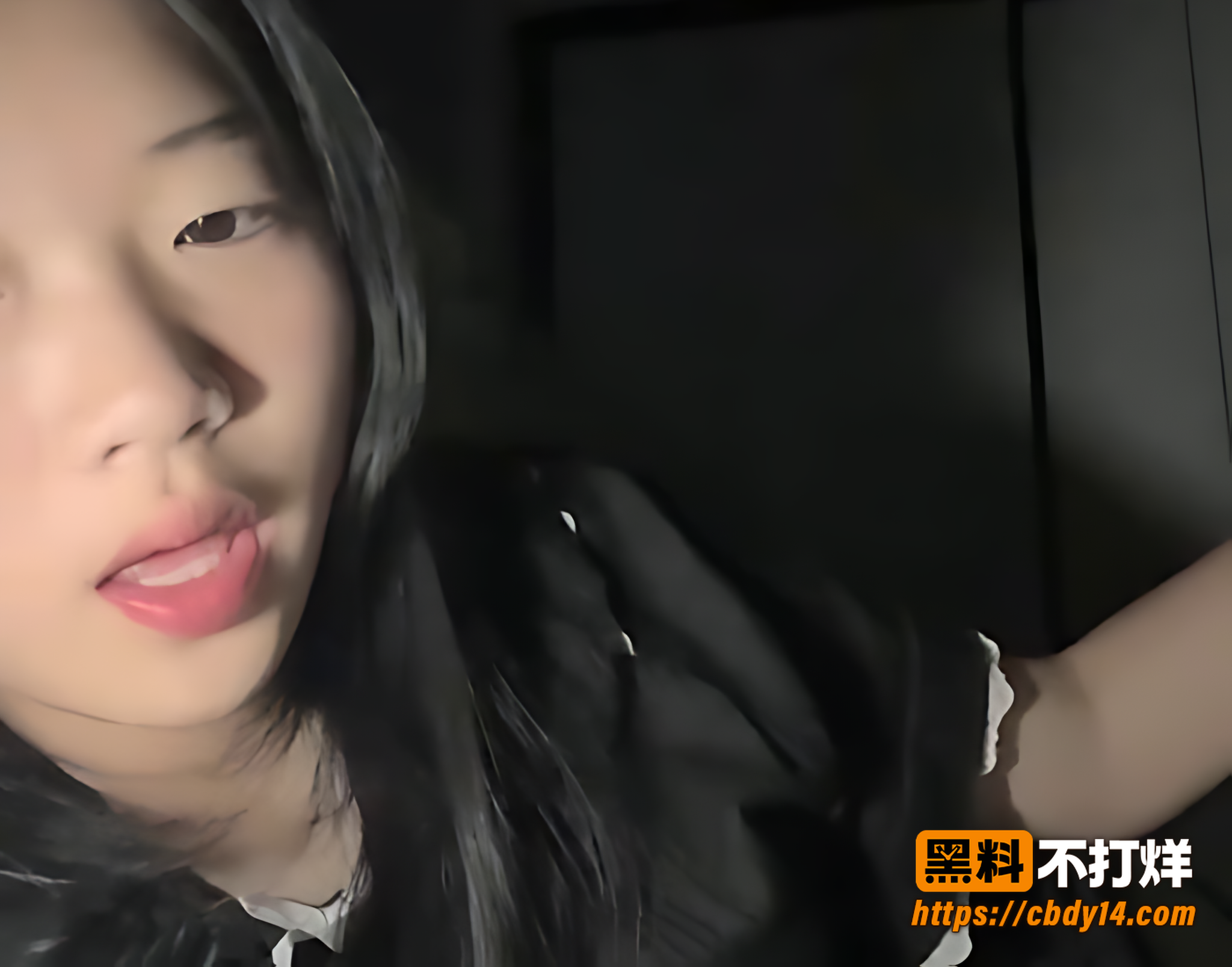 学生妹私拍拉起黑衣露胸手指分开逼展示细节9