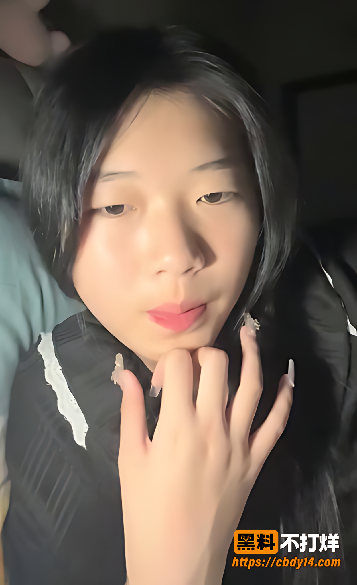 学生妹私拍拉起黑衣露胸手指分开逼展示细节11