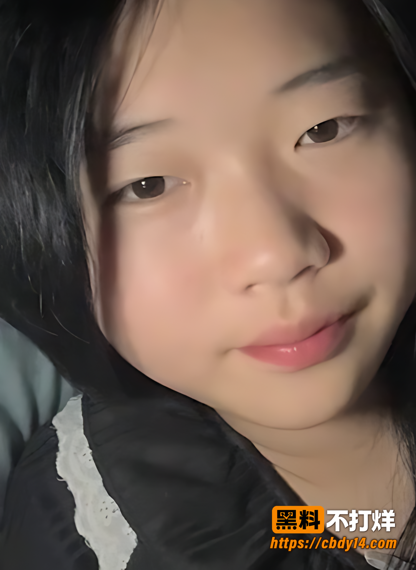学生妹私拍拉起黑衣露胸手指分开逼展示细节12