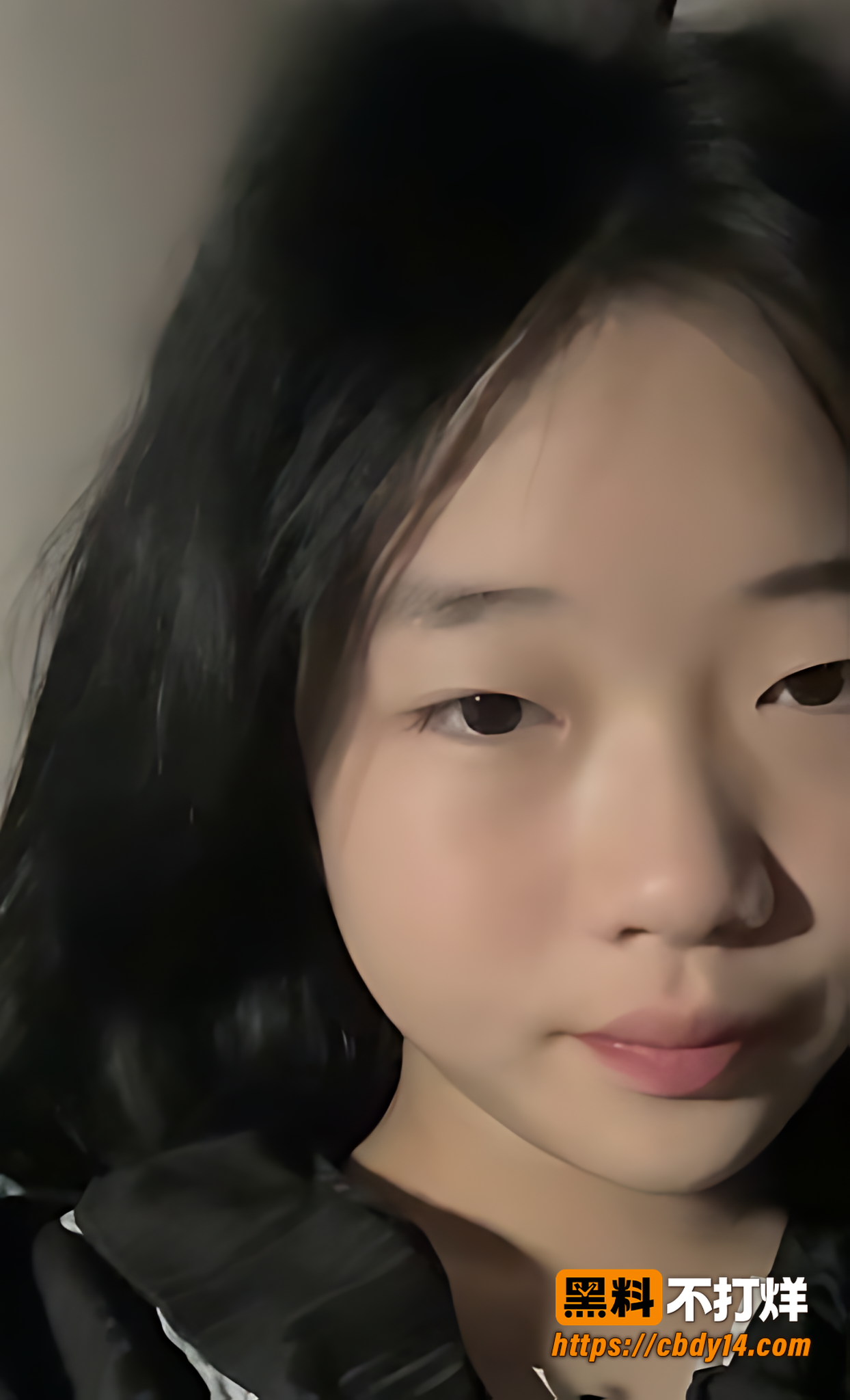 学生妹私拍拉起黑衣露胸手指分开逼展示细节10