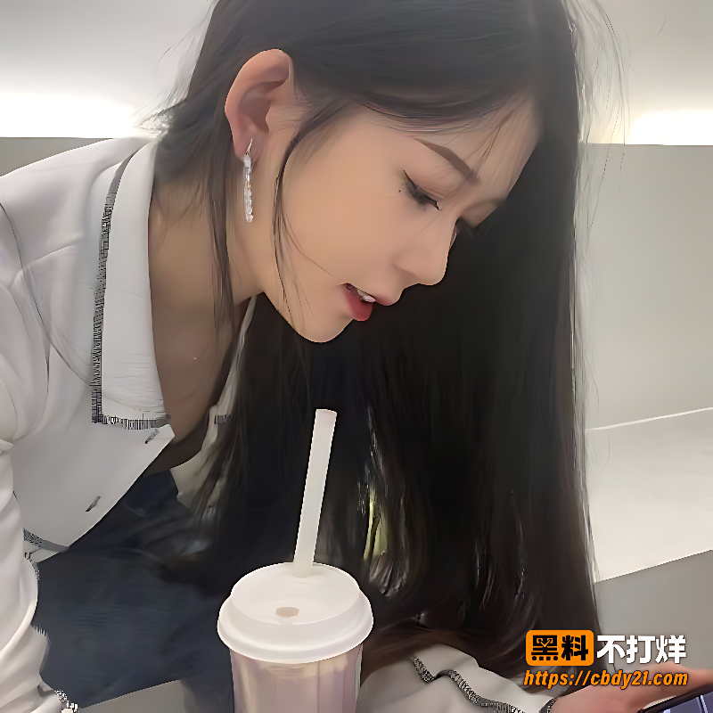 黑发眼镜妹子私拍上身赤裸口交细节与器官水渍5