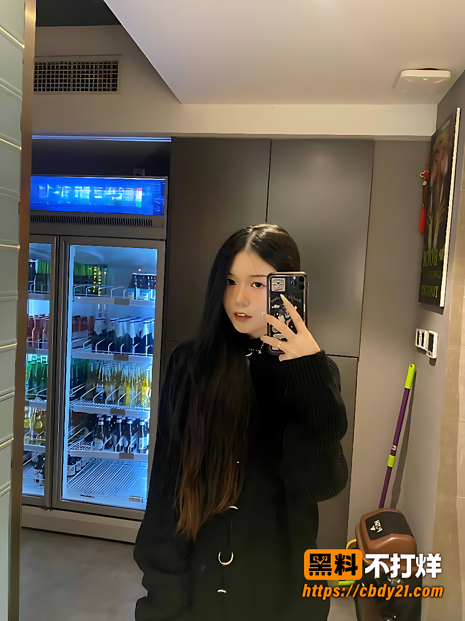 黑发眼镜妹子私拍上身赤裸口交细节与器官水渍8
