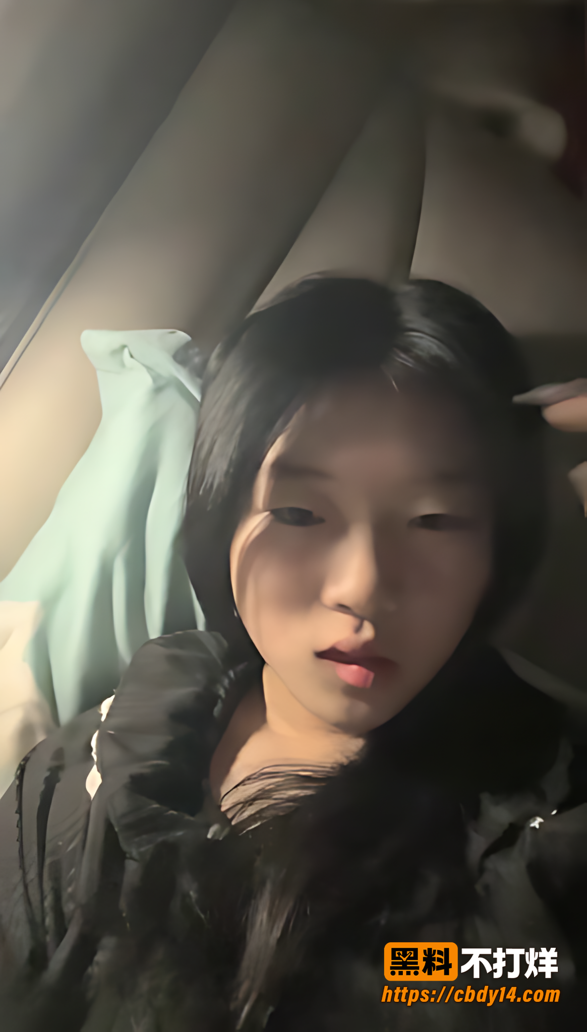 学生妹私拍拉起黑衣露胸手指分开逼展示细节6