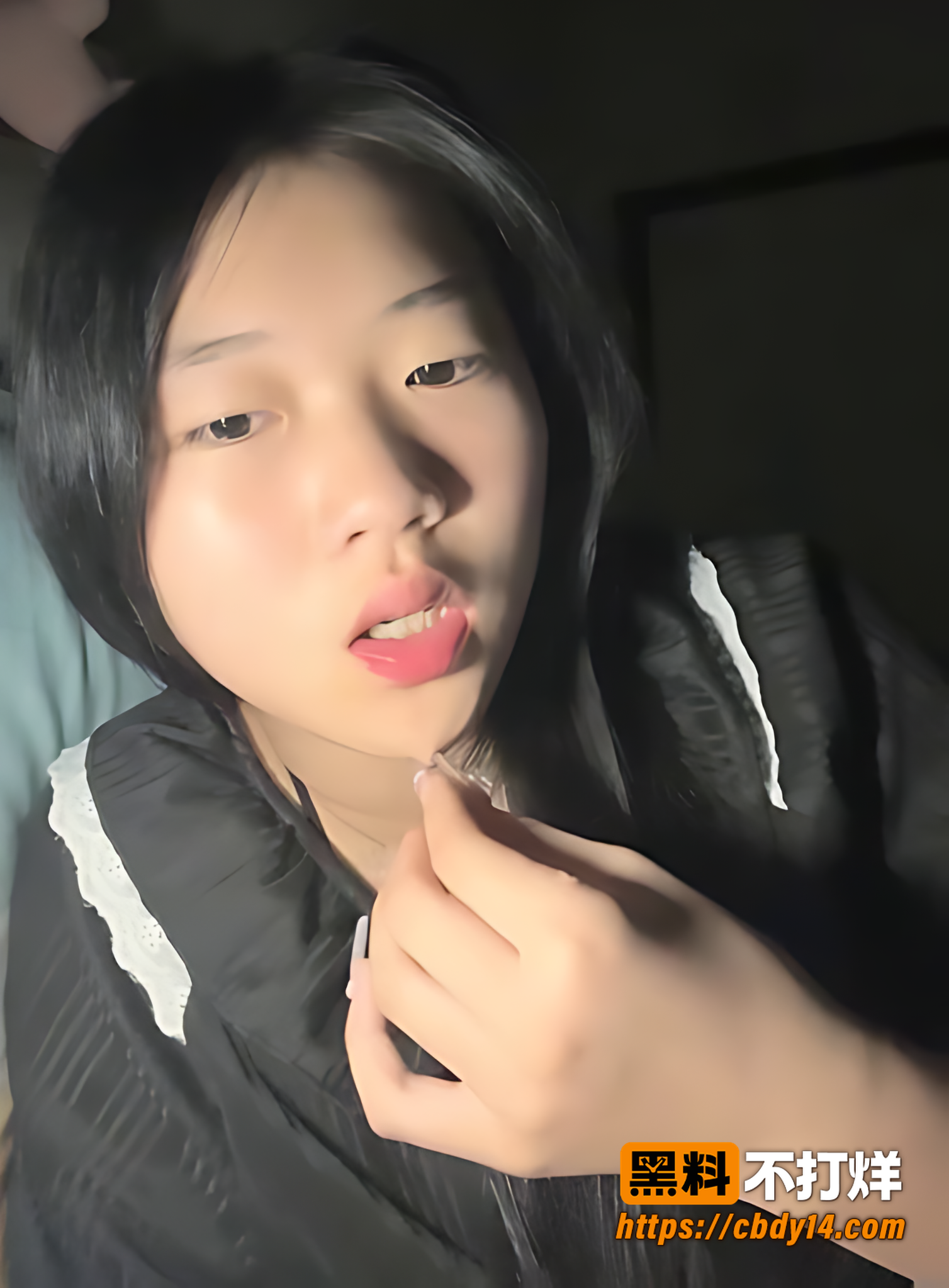 学生妹私拍拉起黑衣露胸手指分开逼展示细节3
