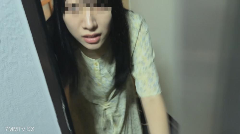 fc2-ppv 4973905 【個撮】大量潮吹き奥さん。旦那的旁邊讓乳頭驚人的大，濕濕地硬起來。對抑制聲音忍受的樣子感到非常興奮。| FC2電子市場