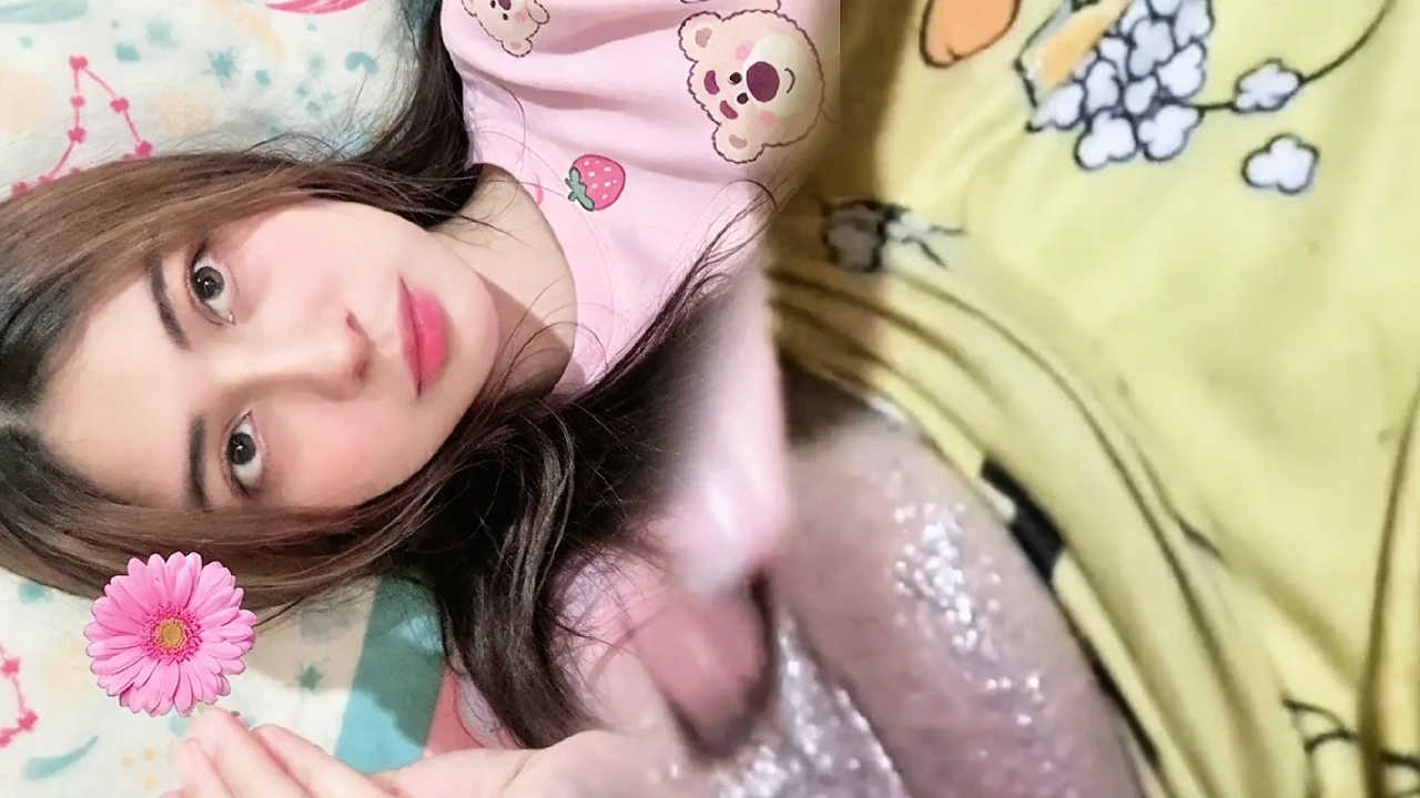 著名的戈麦斯展示她的骚逼